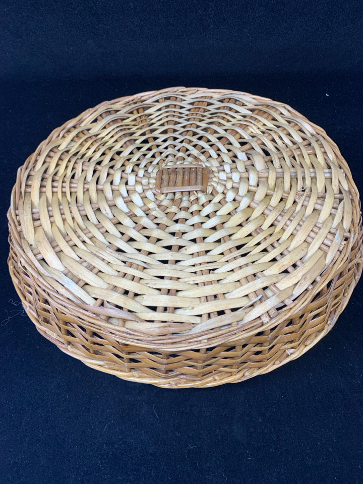 ROUND WOVEN BASKET W/ HANDLES.