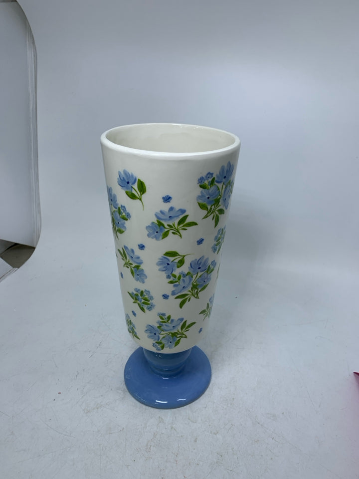LIGHT BLUE FOOTED CHERRYWOOD LANE VASE W/ FLOWERS.