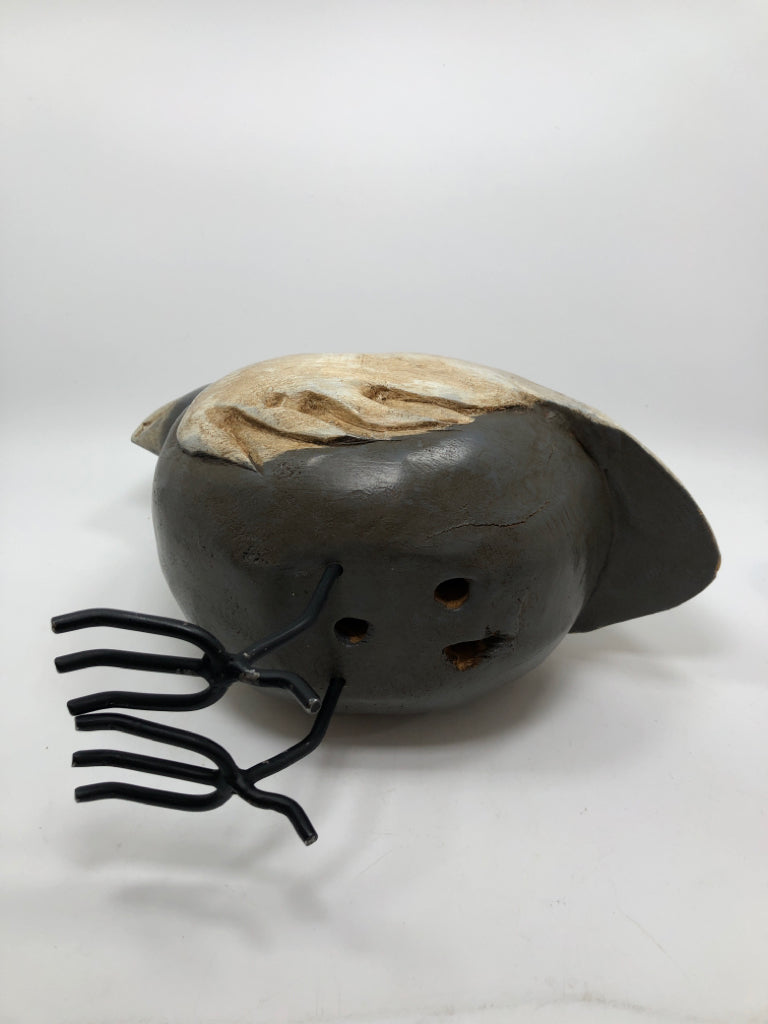WOODEN GREY CHICKEN DECOR W/METAL LEGS.