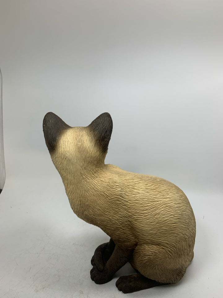 RESIN SITTING SIAMESE CAT.