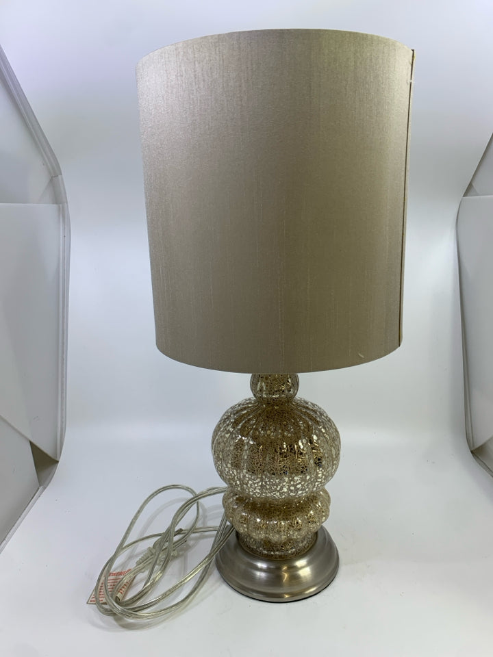 ROUND CRACKLE GLASS BASE LAMP W/TAN SHADE.