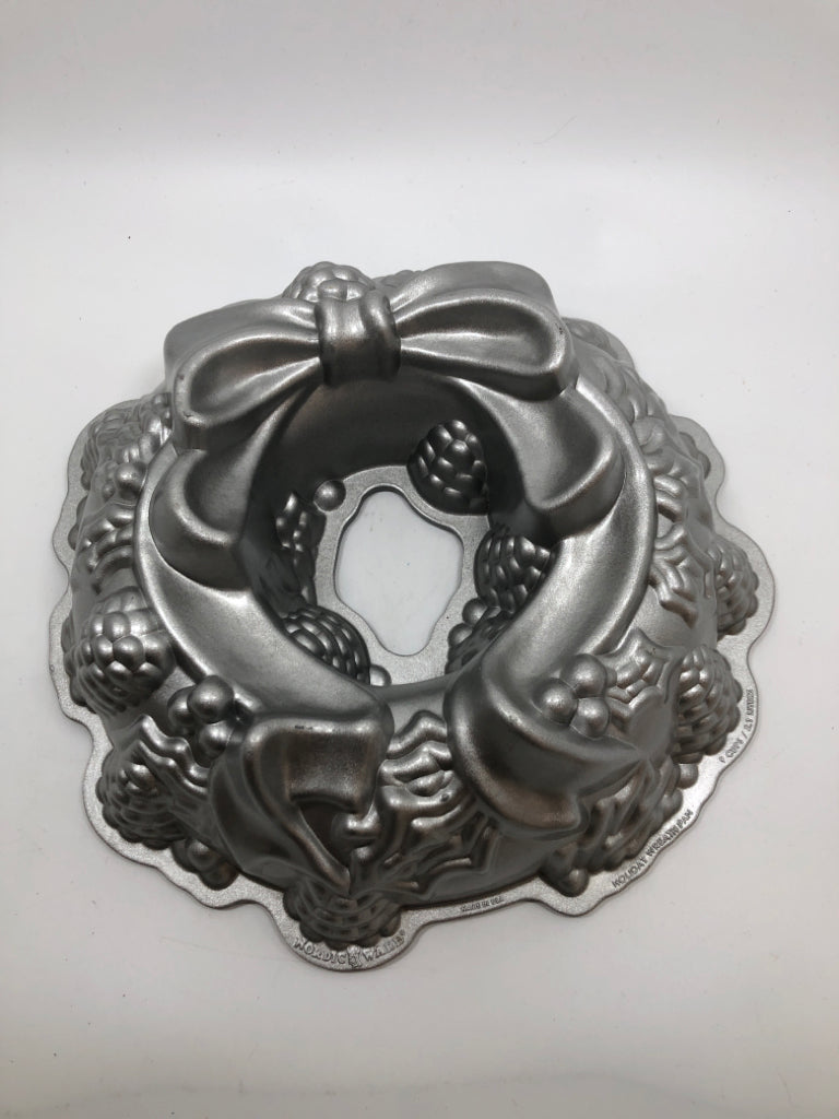 HOLIDAY WREATH BUNDT PAN- NORDIC WARE