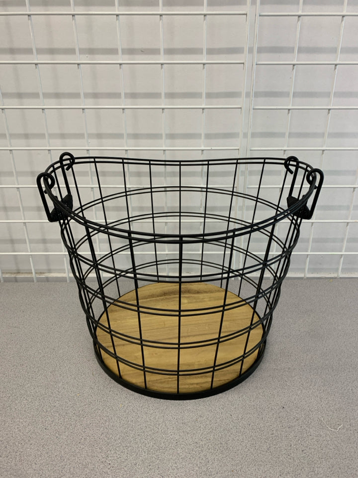 METAL BASKET W/WOODEN BASE.