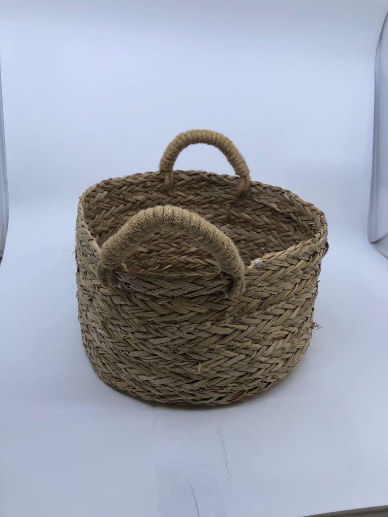 BRAIDED DETAILED WOVEN BASKET W/ BURLAP ROPE HANDLES.