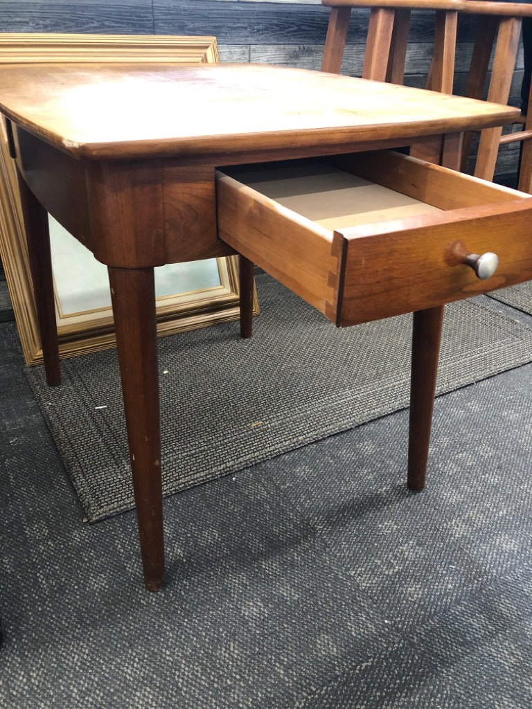 WALNUT SIDE TABLE W/DRAWER.