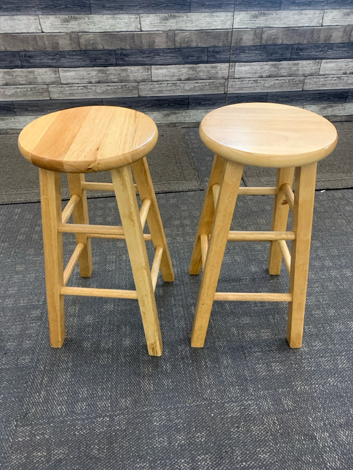 2 WOODEN LONDON BAR STOOLS.