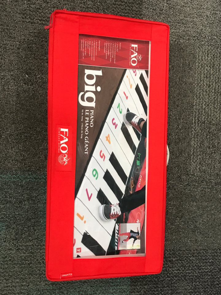 FAO Swartz Big Piano