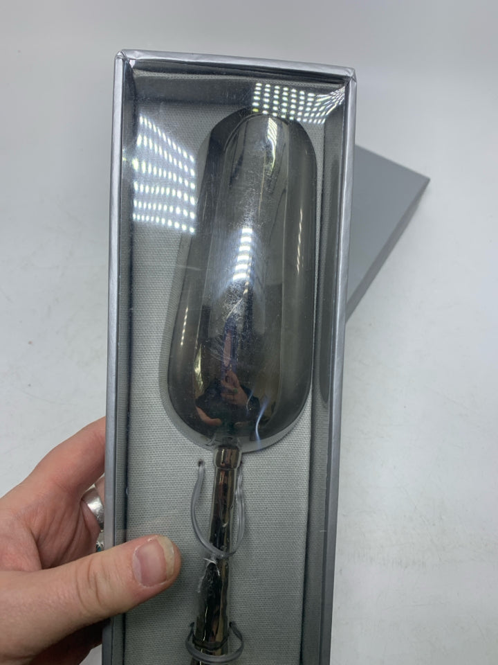 IN BOX HAMMERED METAL ICE SCOOP.