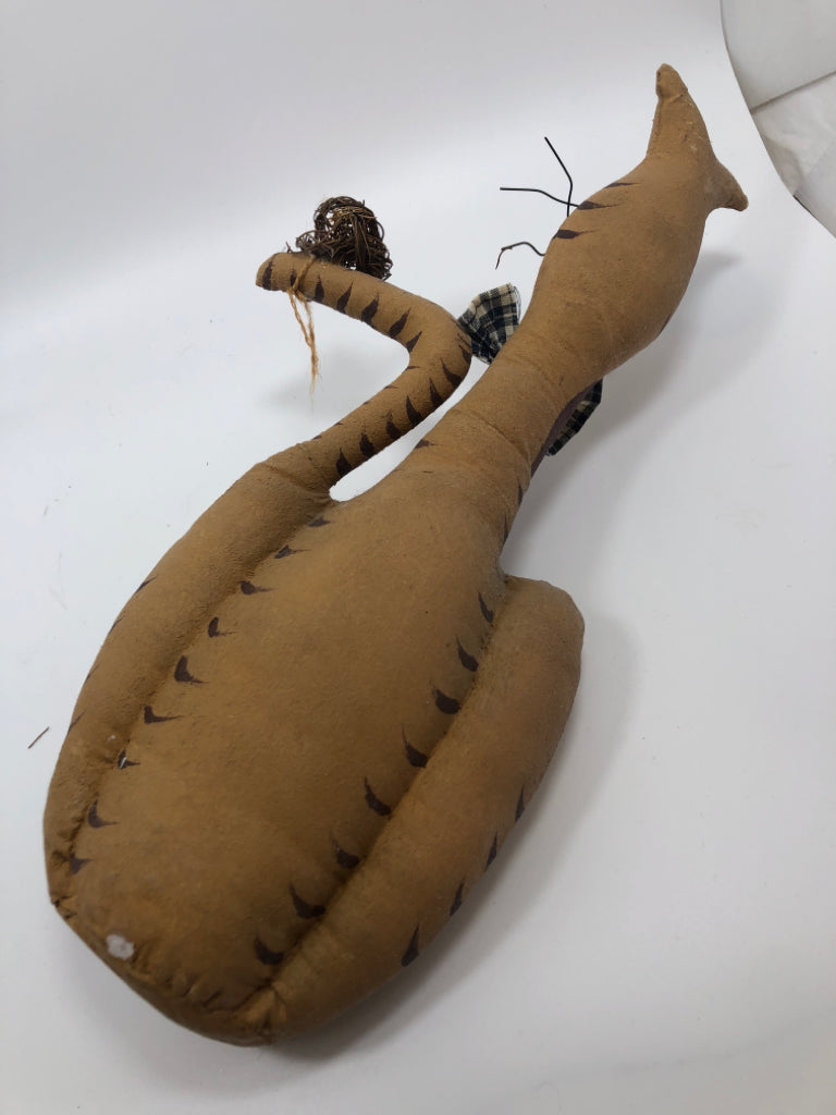 PRIMITIVE LONG NECK FABRIC CAT.
