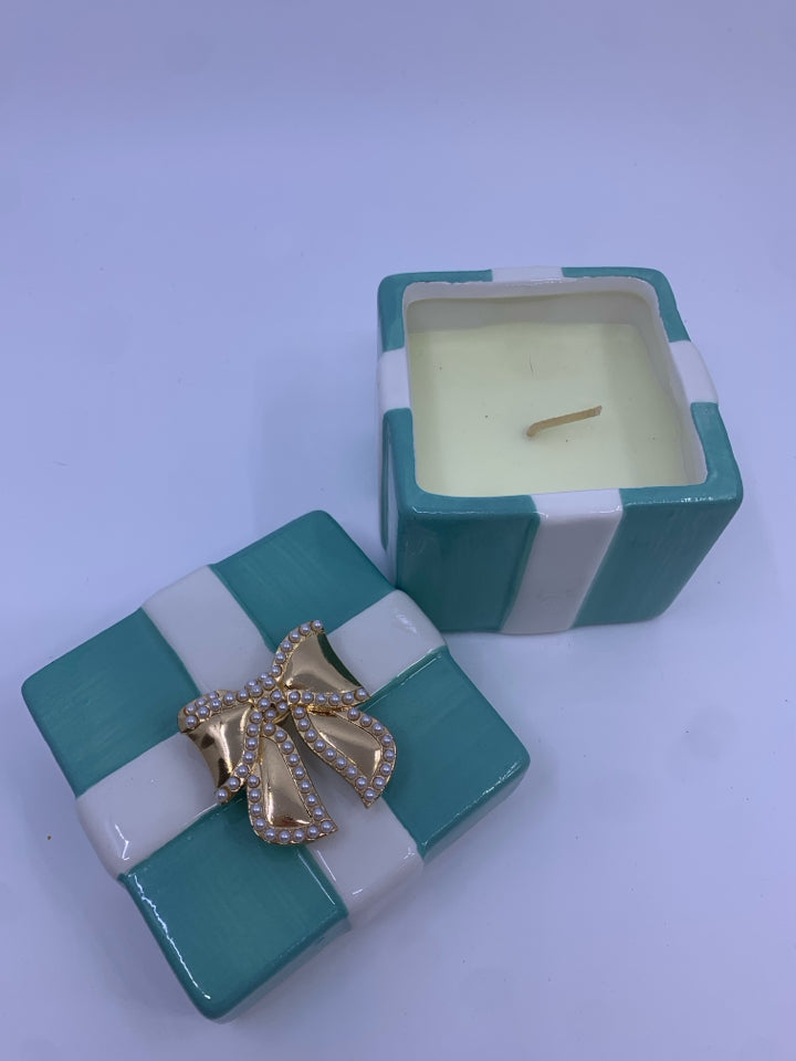 AQUA/WHITE PRESENT SHAPED CANDLE W/ GOLD BOW CITRUS.
