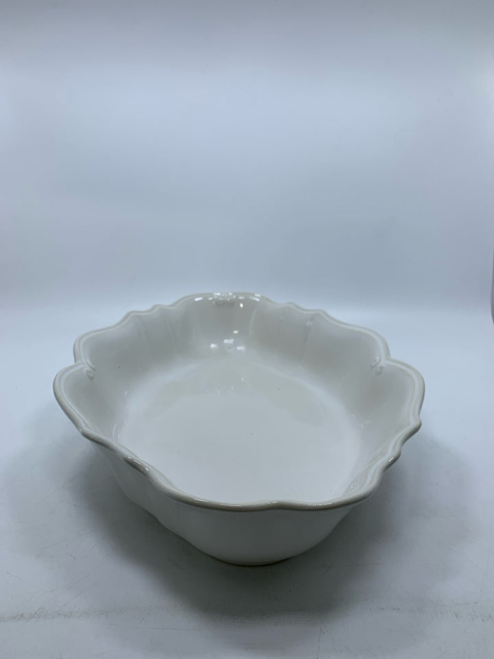 OFF WHITE OVAL STONEWARE SERVING BOWL W/ DETAILED EDGE.