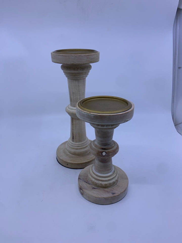2 LIGHT WOOD WHITE WASHED PILLAR CANDLE HOLDERS.