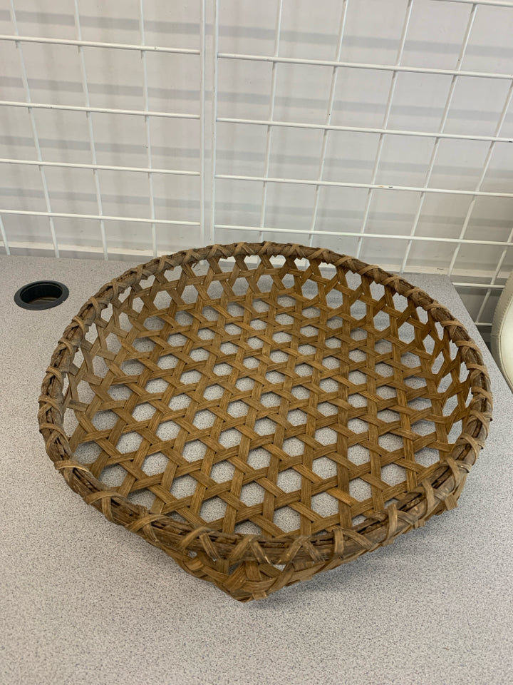 HEXAGON WEAVE SHALLOW BASKET.