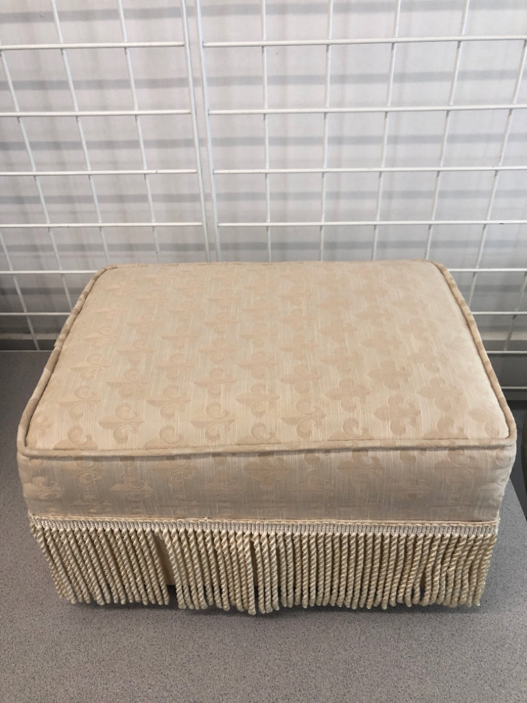 VTG-STYLE TASSEL FOOT REST.