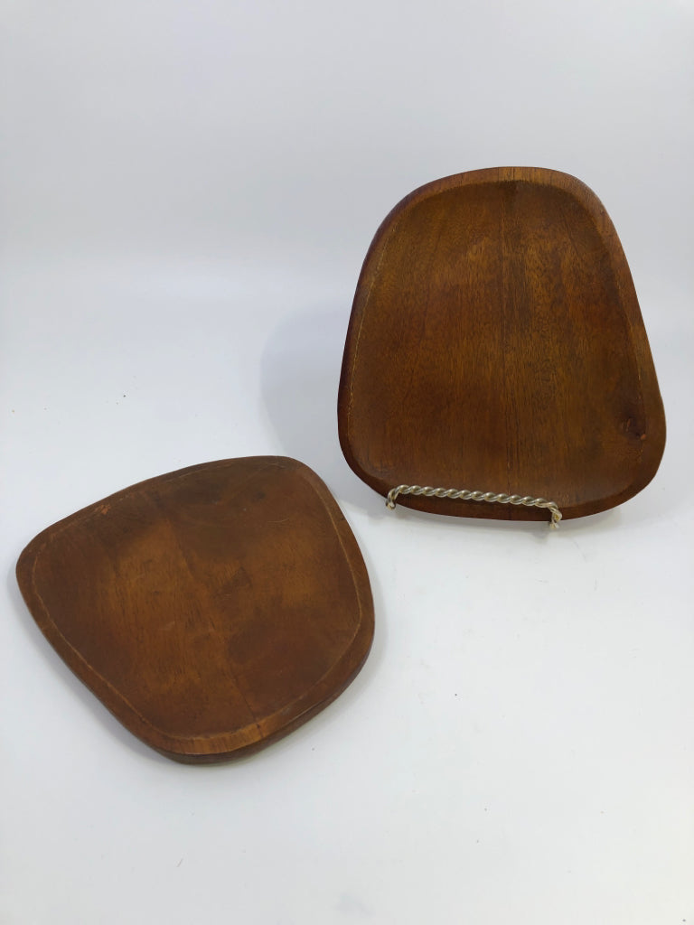 2 BAMBOO SNACK PLATES.