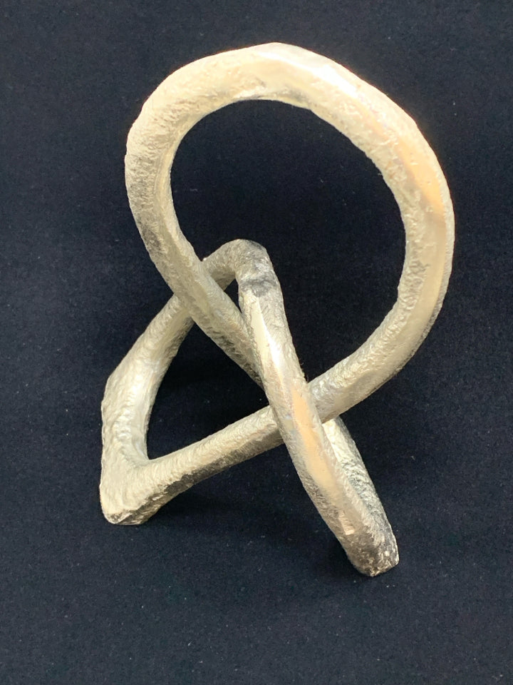 SILVER METAL KNOT DESK DECOR.