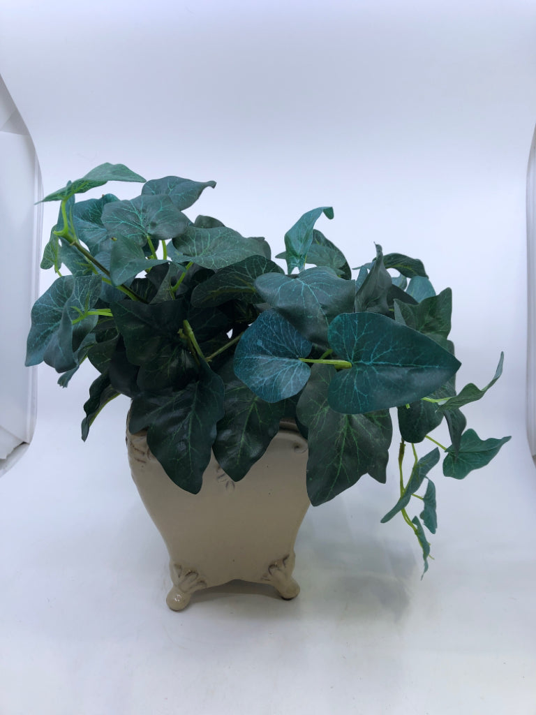 FAUX IVY IN A GREY/BROWN POT.