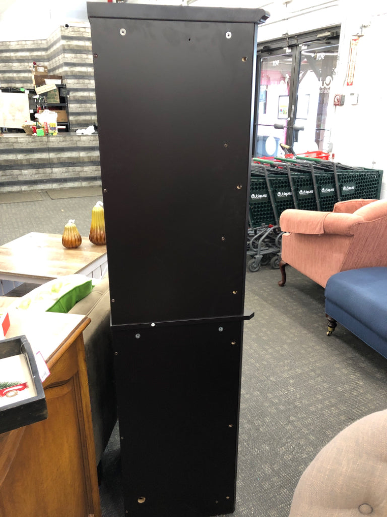 3 SHELVES AND DOORS CORNER UNIT.