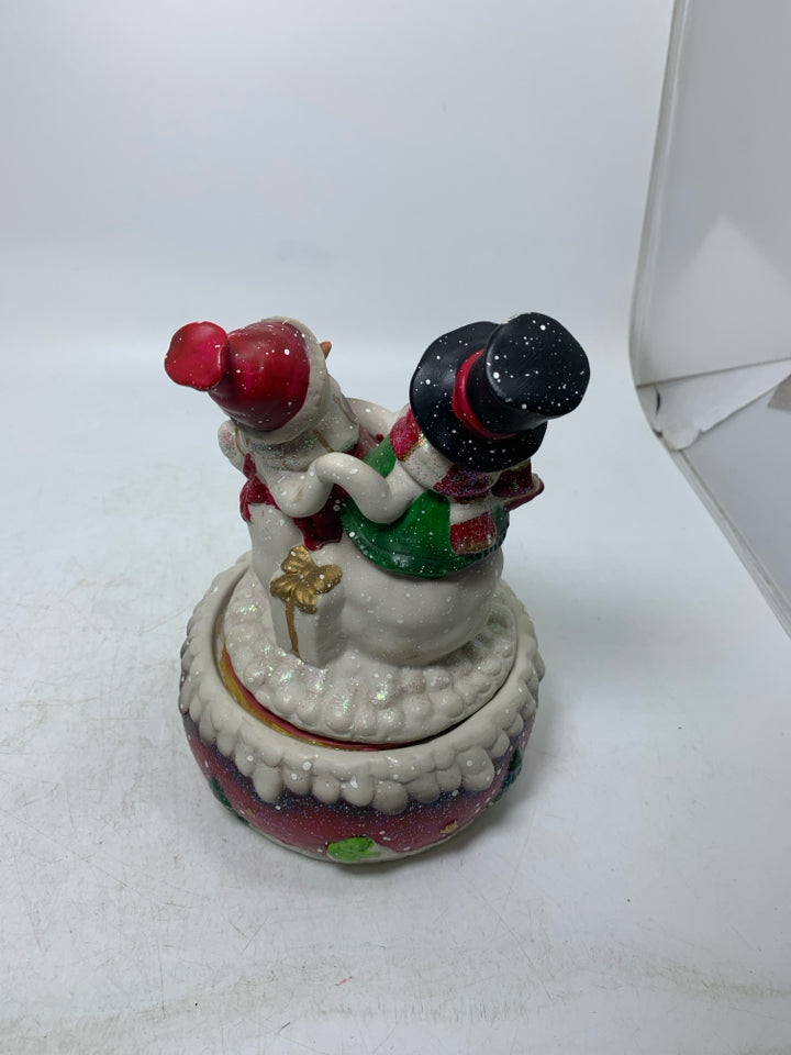 2 SNOWMEN HOLDING HANDS SPINNING CERAMIC MUSIC BOX.