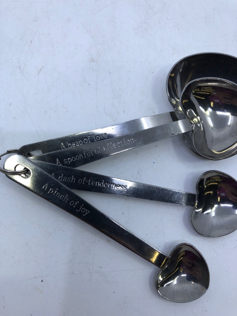 4 PC METAL HEART MEASURING SPOON SET.