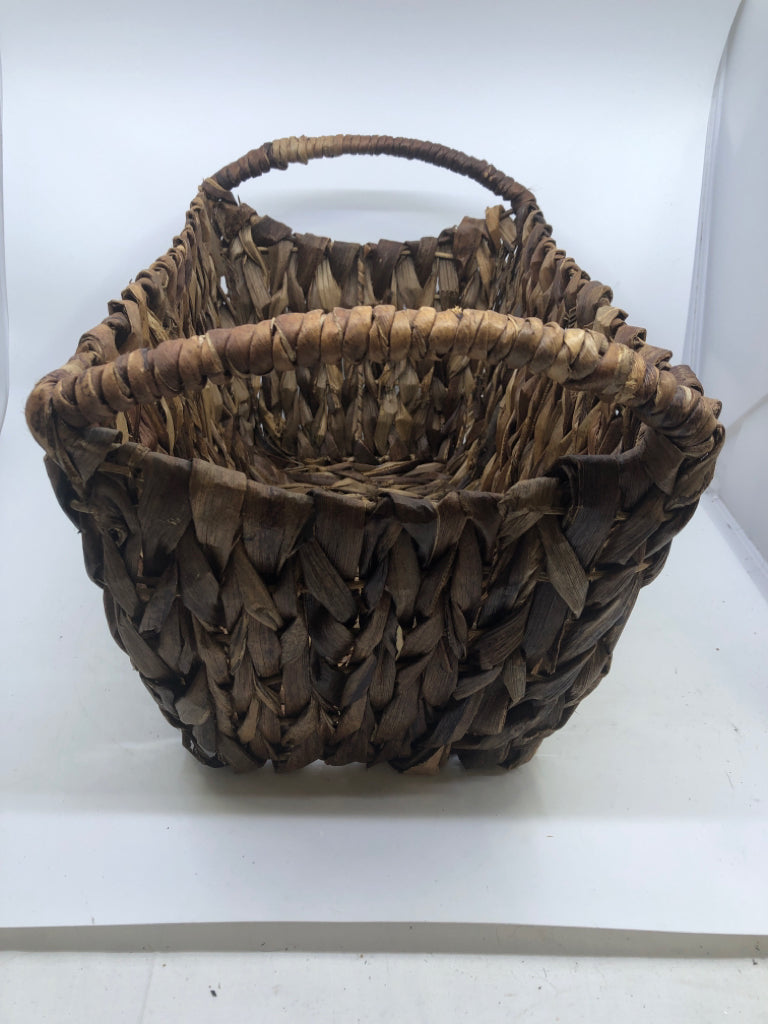 LIGHT WEIGHT MULTI TONED BASKET W/ HANDLES.