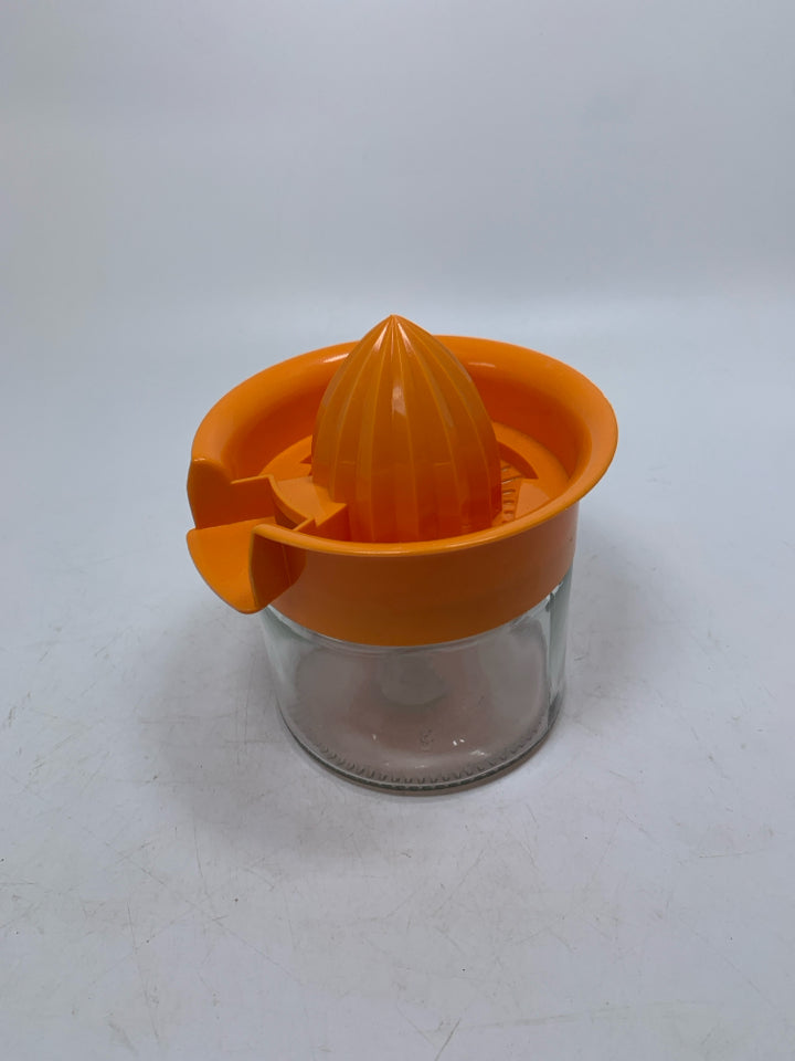 PLASTIC/GLASS CITRUS JUICER.