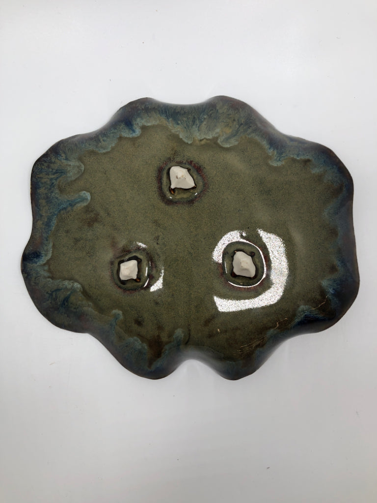 BLUE/BROWN LEAF EMBOSSED RAISED POTTERY DISH.