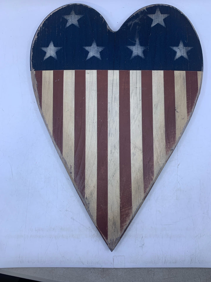 WOOD HEART SHAPE PAINTED AMERICAN FLAG.