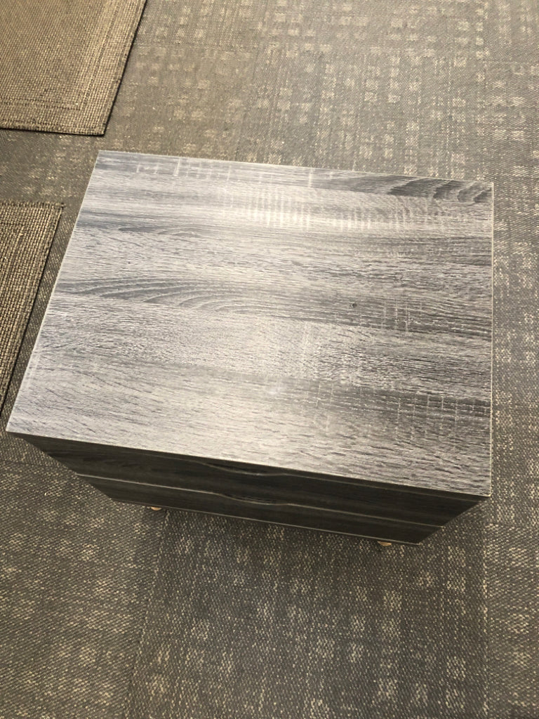 MODERN 2-DRAWER GRAY WOOD SIDE TABLE.