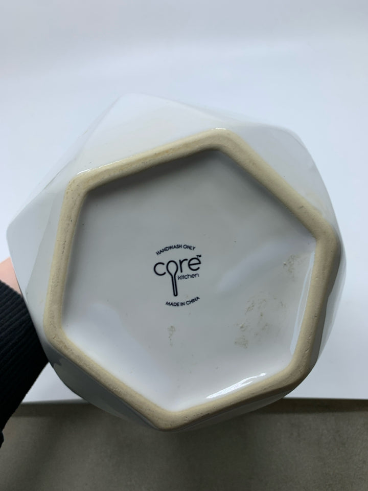 GEOMETRIC SHAPED VASE CORE KITCHEN.