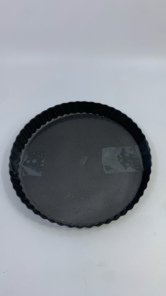 WILTON 2PC TART PAN.