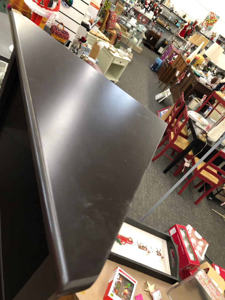 3 SHELVES AND DOORS CORNER UNIT.