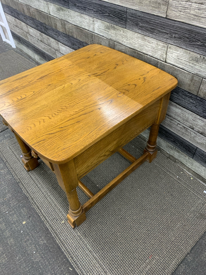 WOOD END TABLE W/DRAWER.