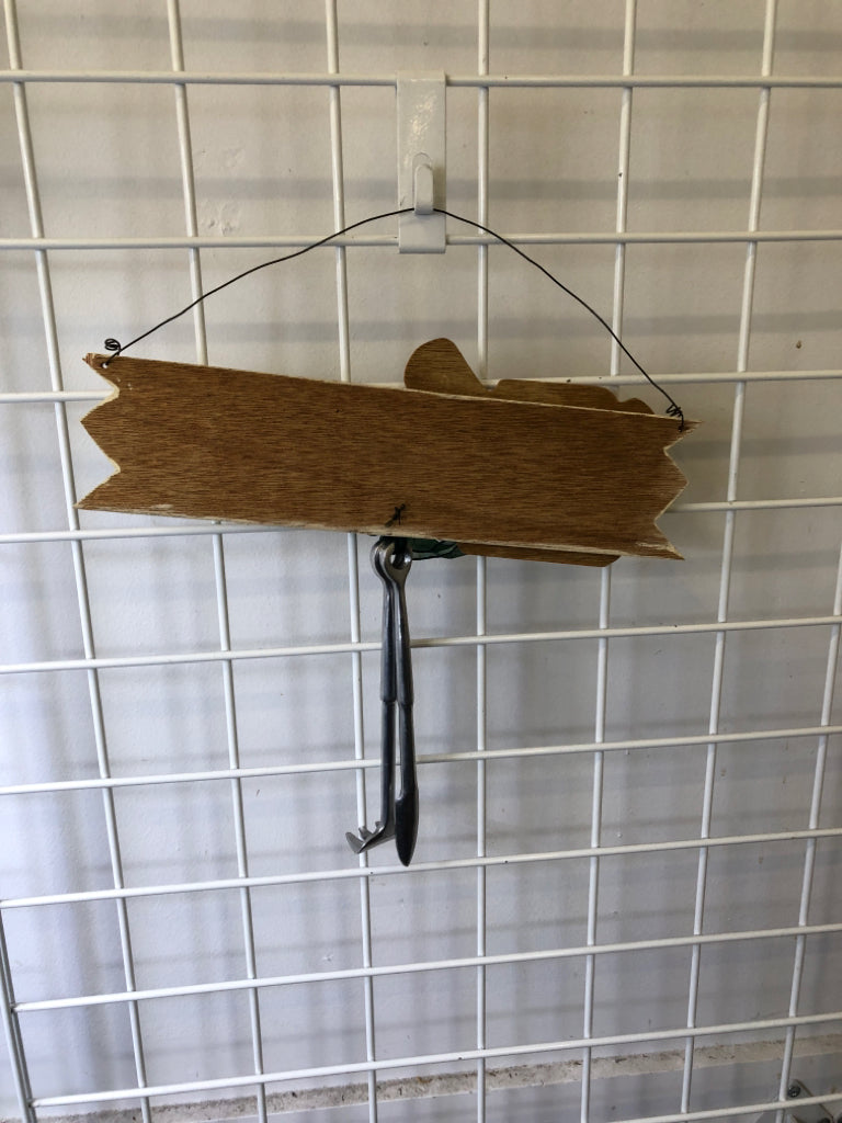 WELCOME NATURE'S GARDEN CO DOOR HANGING SIGN W/ GARDEN TOOLS.