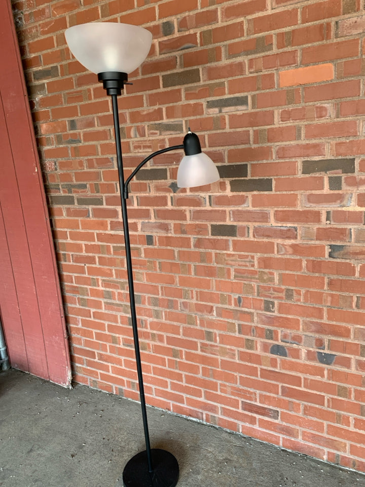 BLACK FLOOR LAMP W/WHITE SHADES AND ADJUSTABLE ARM.