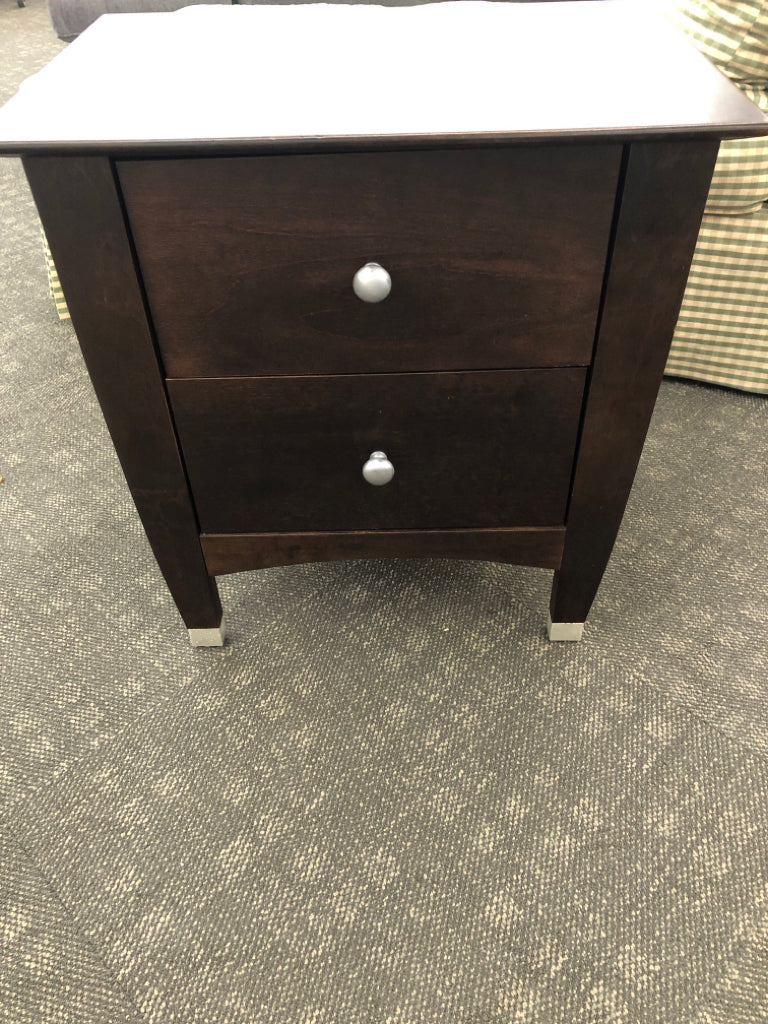 DARK BROWN NIGHTSTAND W/2 DRAWERS & SILVER KNOBS.