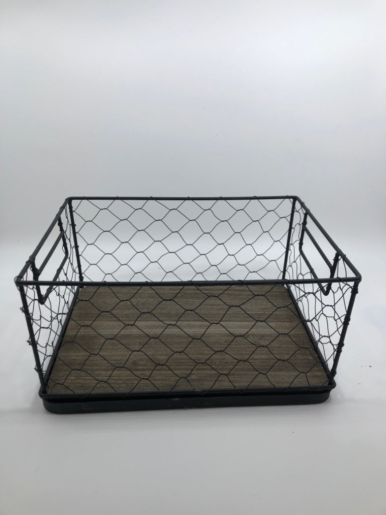 SM RUSTIC WIRE BASKET.