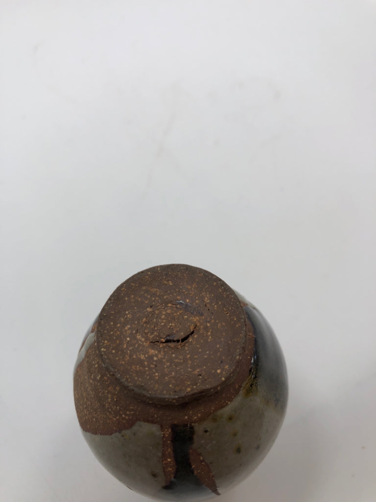 GREY/TAN POTTERY BUD VASE.