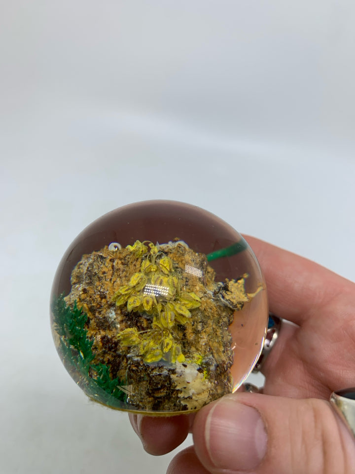 SMALL RESIN YELLOW FLOWERS TREE STUMP PAPERWEIGHT.