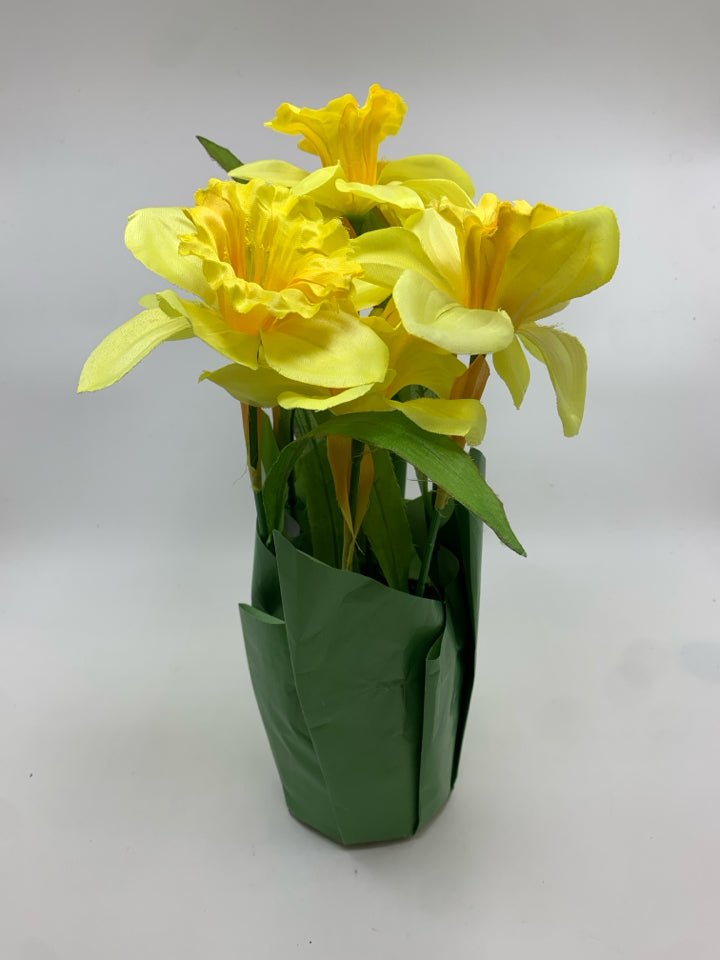 FAUX DAFFODIL BOUQUET.