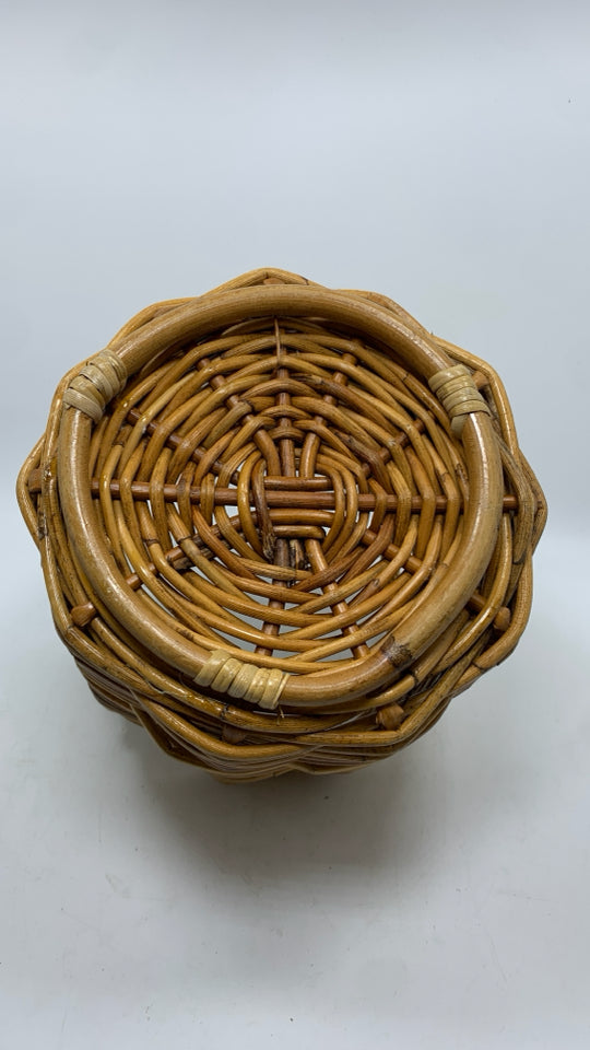 WOVEN WICKER BASKET W/HANDLES.