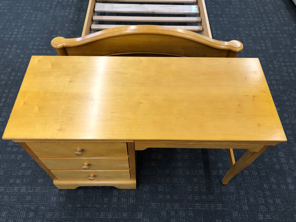 YOUNG AMERICA STUDENT DESK.