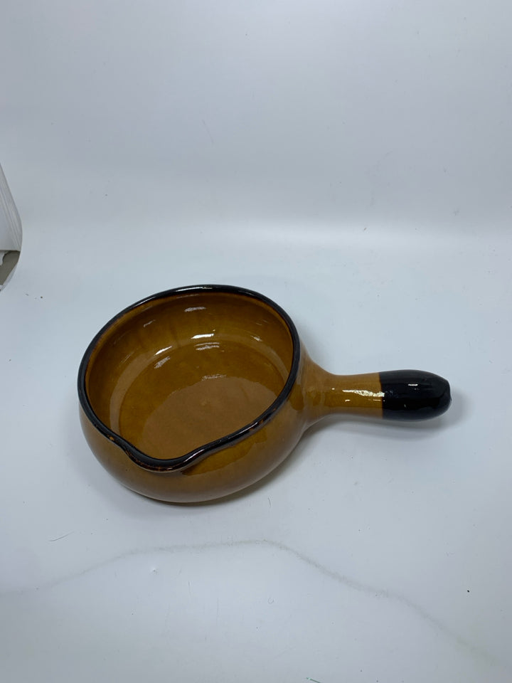 TAN BEAN POT/PAN W/ HANDLE DARK EDGE.