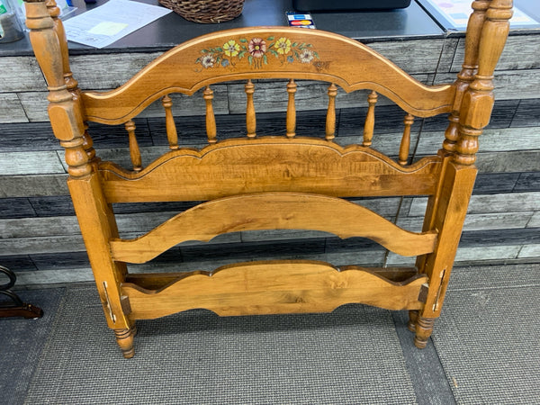 VTG LIGHT WOOD TWIN SIZED BED FRAME W/ SIDE RAILS AND FLOWERS.