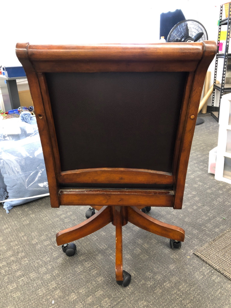 SWIVEL OFFICE CHAIR ON WHEELS, DK WOOD W/LEATHER SEAT.
