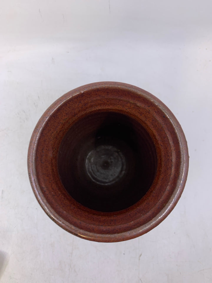 BLUE RIBBED BOTTOM W/ RED GLOSSY TOP VASE.