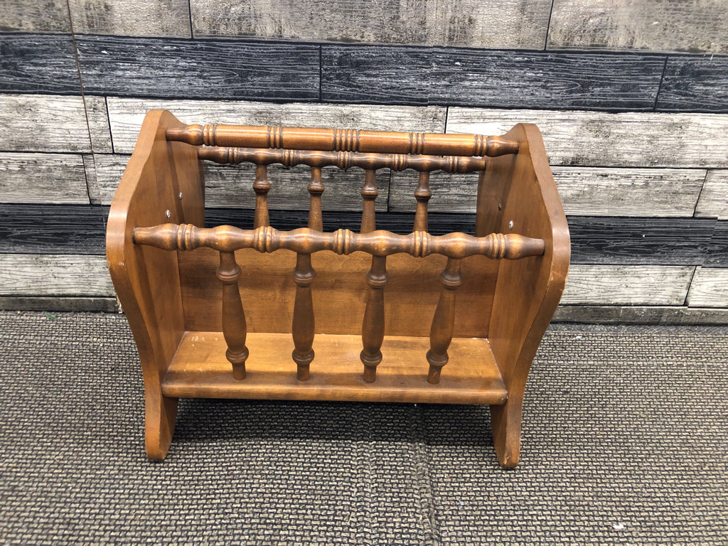 VTG WOOD SPINDLE PATTERN MAGAZINE RACK.