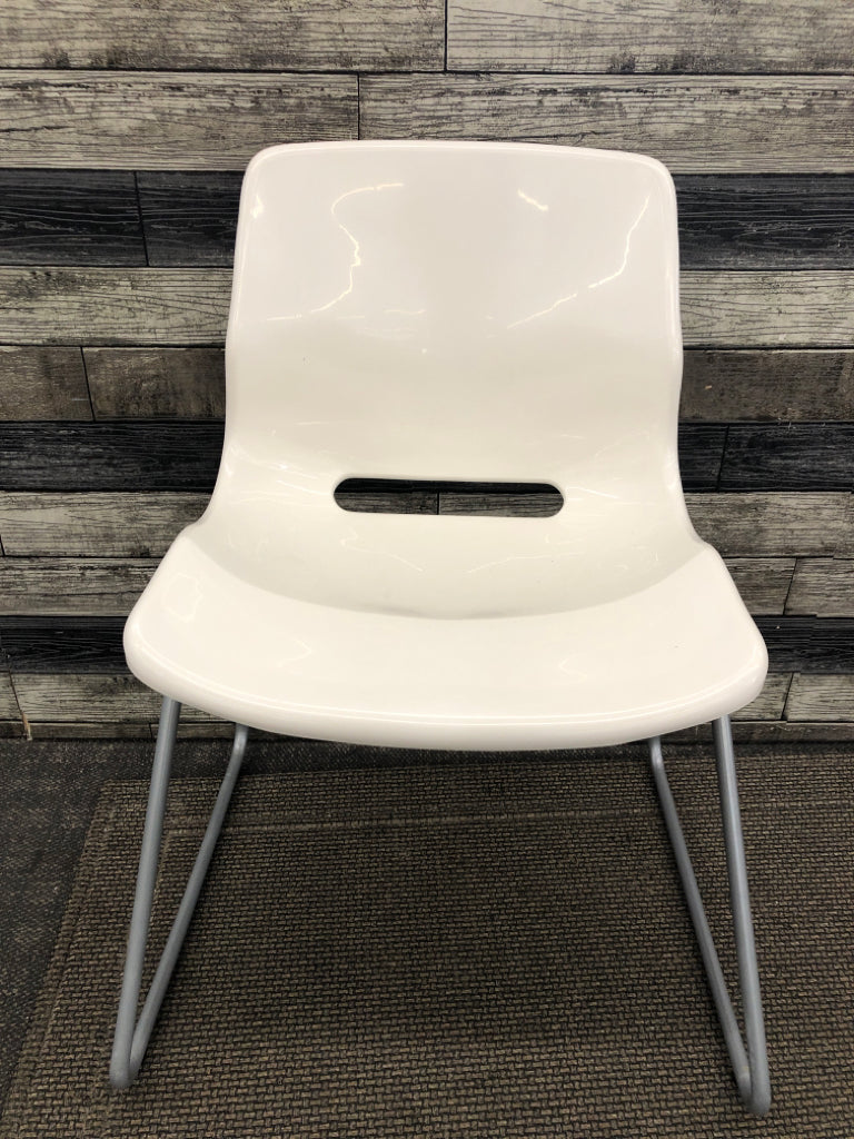 IKEA WHITE PLASTIC CHAIR W/METAL LEGS.