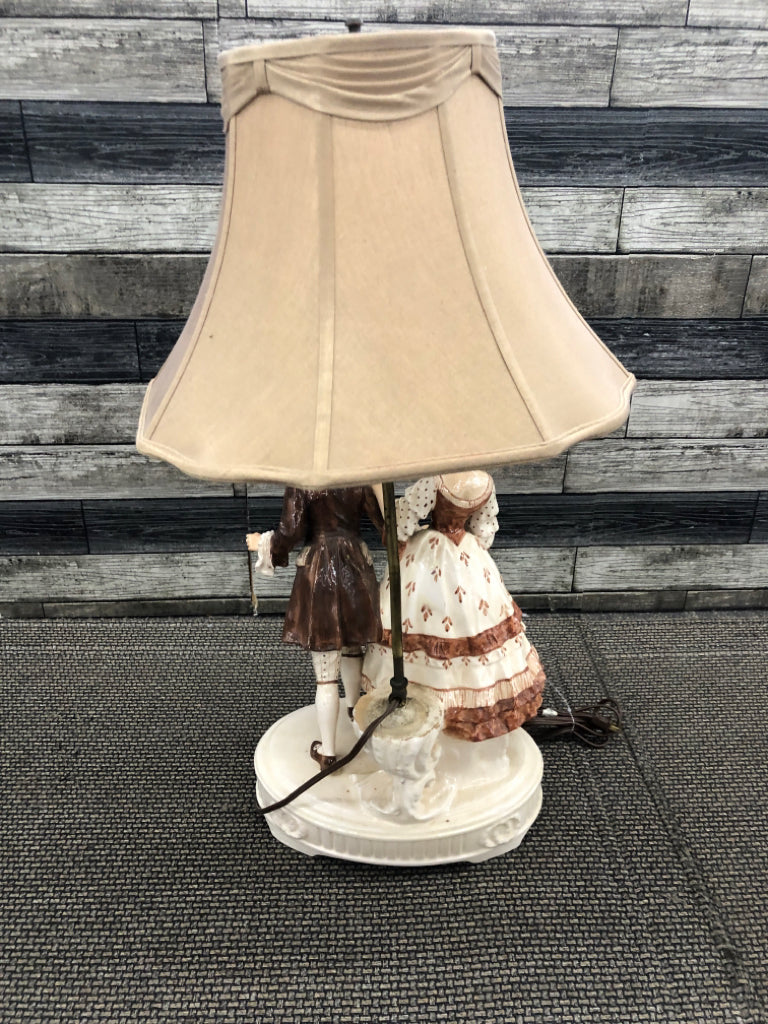 VTG VICTORIAN COUPLE LAMP W BROWN SHADE.