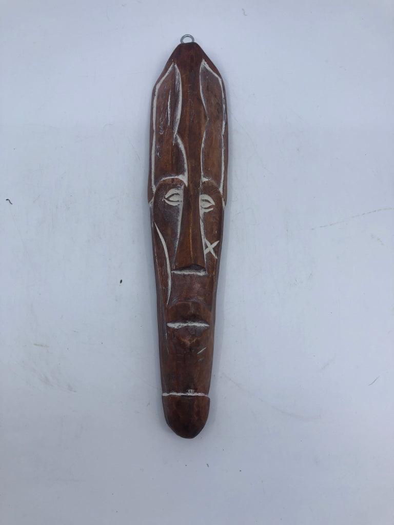WOOD MASK WALL HANGING W/ WHITE DETAILS.
